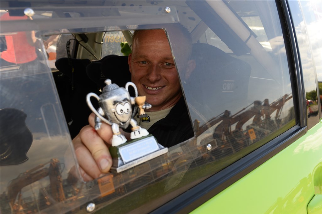 Det var en meget lille pokal, Jesper Bisted i første omgang fik for sin andenplads i finalen Rygmarvsbrokforeningens rallysprint. Senere fulgte dog noget metal, der var 5-6 gange større!